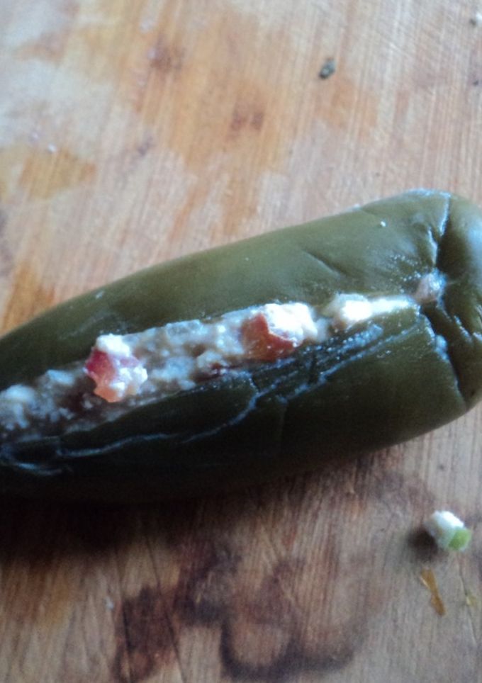 Una foto de Chile jalapeño barroco con requesón de queso de cabra y guacamole. Jalisco México