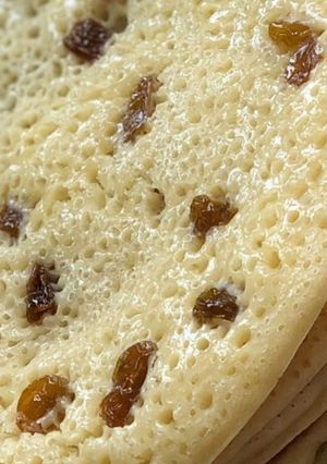 Une photo de Crêpes aux mille trous aux raisins secs