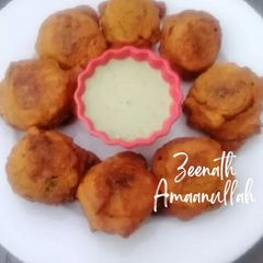 A picture of Hyderabadi Aaloo Bondas.