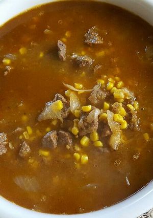 Una foto de Carne de res con granos de elote en salsa de jalapeños