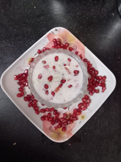 अनार और खीरे का रायता (Anar aur kheere ka raita recipe in Hindi) रेसिपी मुख्य फोटो