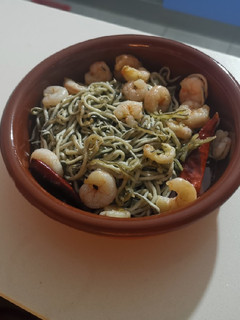Una foto de Gambas al ajillo con gulas