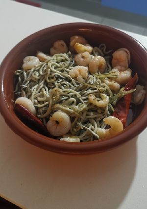 Una foto de Gambas al ajillo con gulas