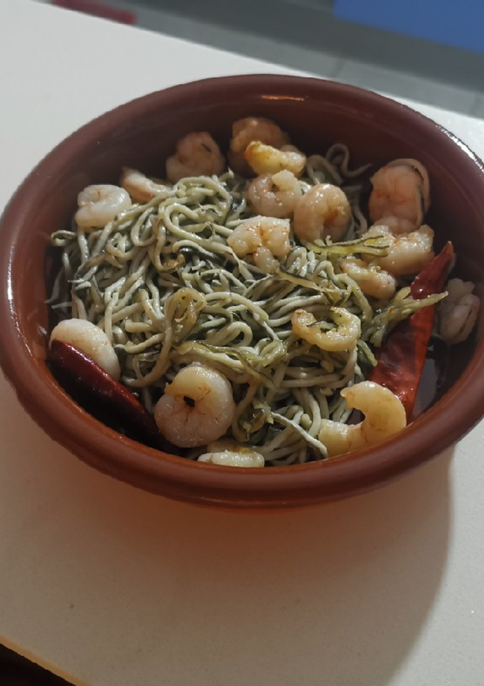 Una foto de Gambas al ajillo con gulas