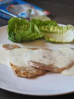 Una foto de Escalopines de lomo con salsa gorgonzola. 😋