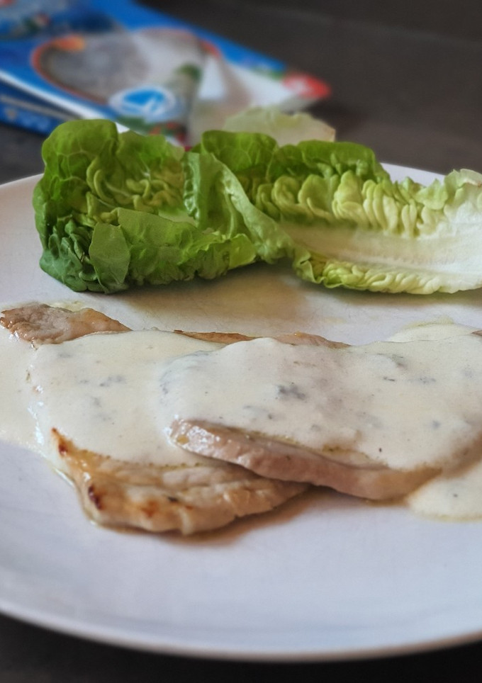 Una foto de Escalopines de lomo con salsa gorgonzola. 😋