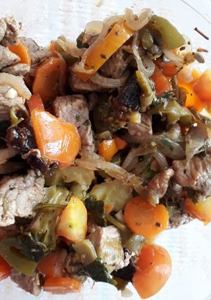 Una foto de Cerdo con verduras