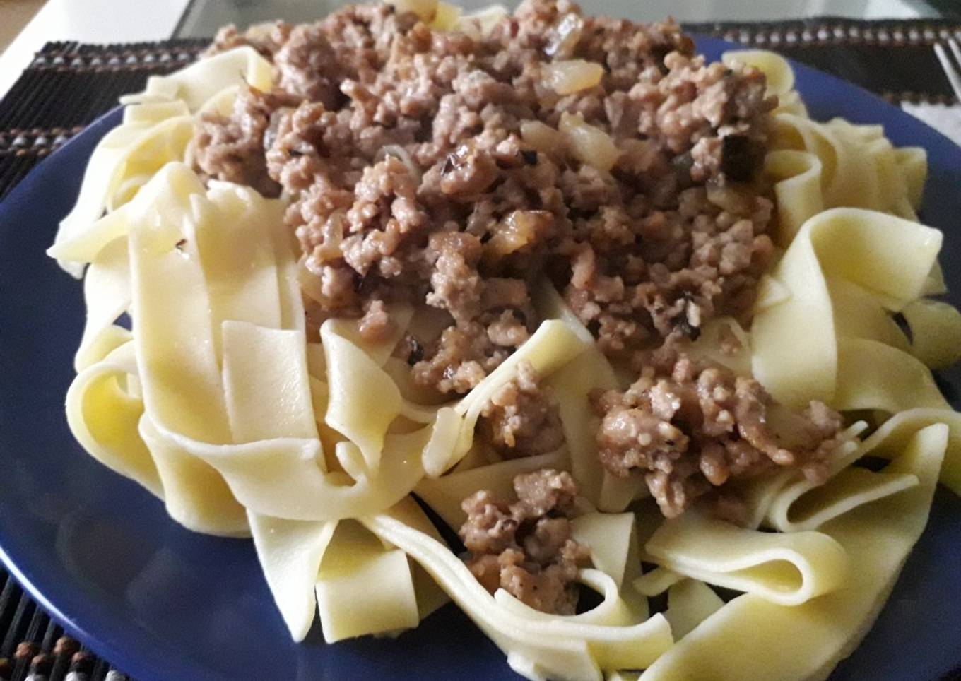 Nidos de pasta con carne picada y queso azul
