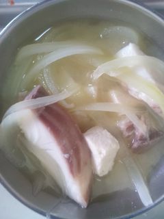 洋蔥豆腐鮮魚湯 的食譜成品照片