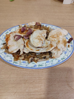 Una foto de Pechugas con salsa de yogur en pan de pita