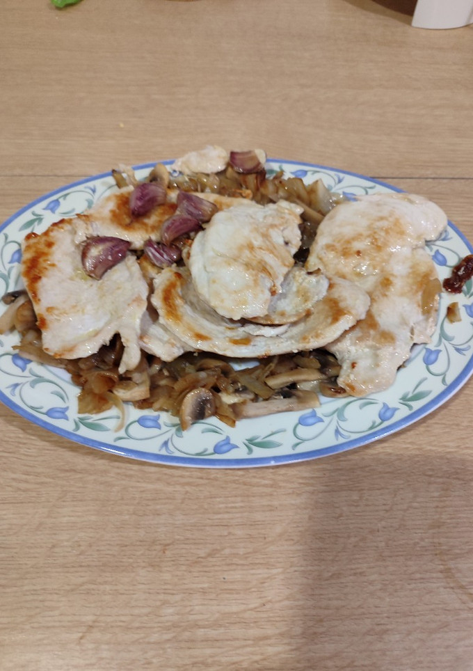 Una foto de Pechugas con salsa de yogur en pan de pita