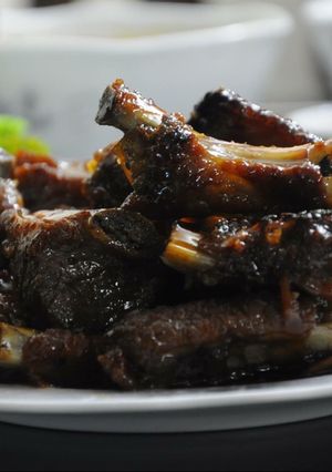 Hình của món Sườn sốt chua ngọt.