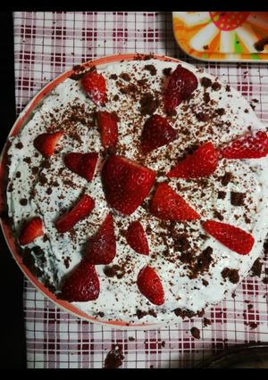 Una foto de Torta roja de frutilla