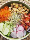 Ensalada con garbanzos y vegetales
