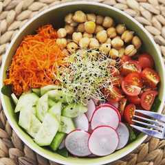 Una foto de Ensalada con garbanzos y vegetales