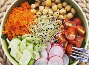 Foto principal de Ensalada con garbanzos y vegetales