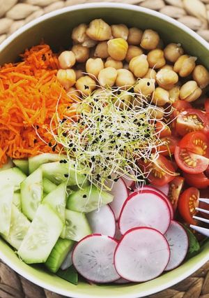Una foto de Ensalada con garbanzos y vegetales