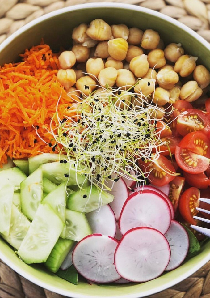 Una foto de Ensalada con garbanzos y vegetales