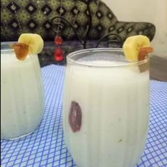 A picture of Banana 🍌and Dates Milkshake😋.
