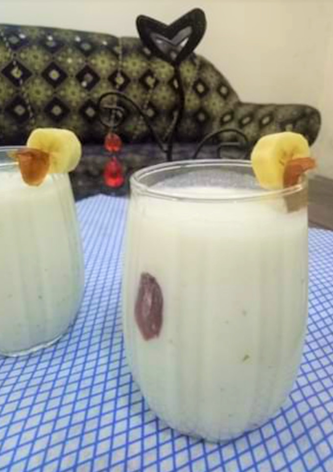 A picture of Banana 🍌and Dates Milkshake😋.