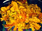 Una foto de pasta con pechuga de pollo y repollo