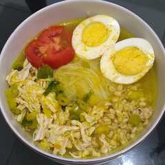 Soto Ayam Bumbu Kuning রেসিপির প্রধান ছবি