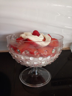 Una foto de Postre de frutillas con crema 🍓👌