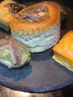 Una foto de Tortilla con volován y huevo relleno