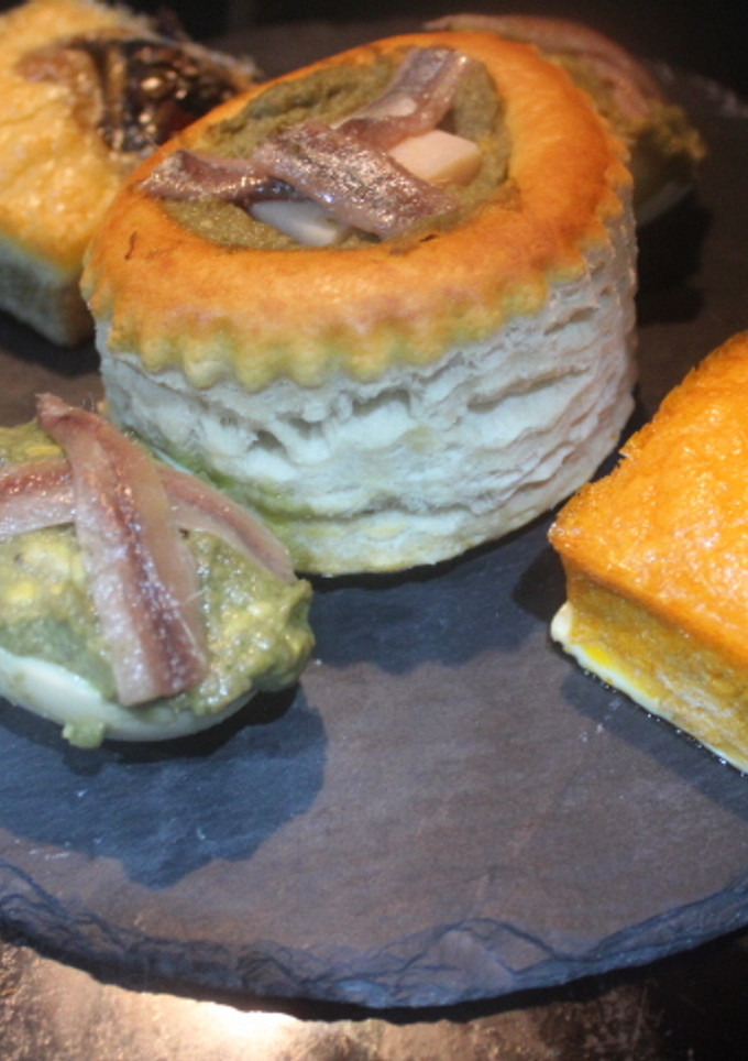 Una foto de Tortilla con volován y huevo relleno