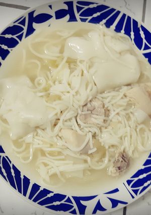 Una foto de Sopa wantan al estilo peruano