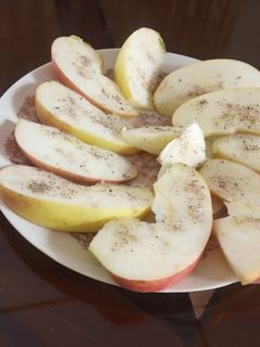 મસાલા સફરજન (Masala Apple Recipe In Gujarati) રેસીપી મુખ્ય ફોટો