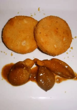 Foto principal de Medallones de merluza rebozados en almendras con setas enmeladas