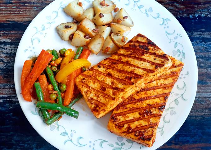 Peri-Peri Paneer Steaks with Tossed Vegetables