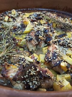Una foto de Conejo al horno con miel, limón y romero 🍽️