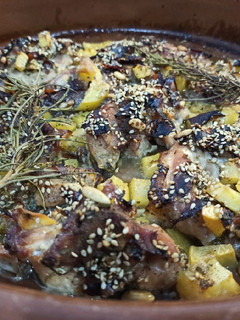 Una foto de Conejo al horno con miel, limón y romero 🍽️