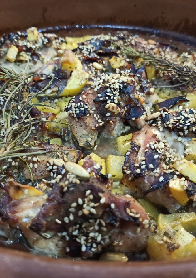 Una foto de Conejo al horno con miel, limón y romero 🍽️