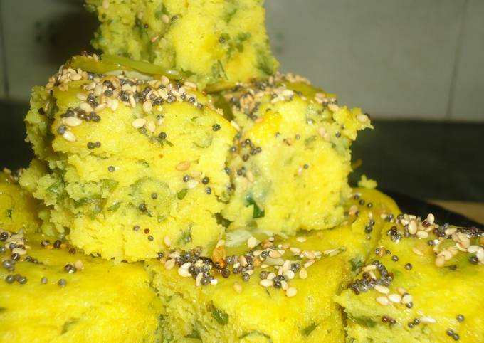 https://img-global.cpcdn.com/recipes/896cab917f6f85b9/680x482cq70/palak-dhokla-recipe-main-photo.jpg