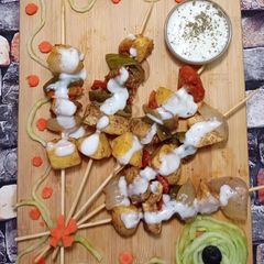A picture of Spicy chicken skewers with white sauce😋.