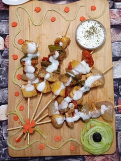 A picture of Spicy chicken skewers with white sauce😋.