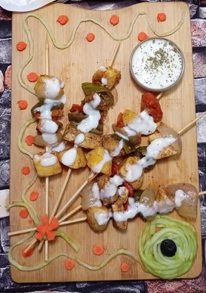 A picture of Spicy chicken skewers with white sauce😋.