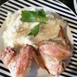 Alitas de pollo al horno acompañadas con puré de papas
