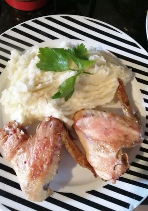 Una foto de Alitas de pollo al horno acompañadas con puré de papas