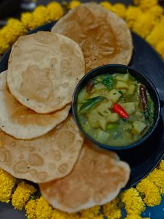 কালোজিরা লুচি ও আলুর সাদা তরকারি(luchi o sada aloor tarkari recipe in Bengali) রেসিপির প্রধান ছবি