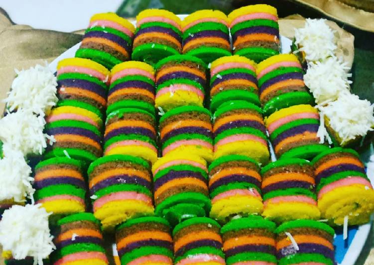 Bagaimana Menyiapkan Roll Rainbow Cake isi buttercream keju Anti Gagal