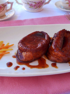 Una foto de Torrijas con salsa de caramelo