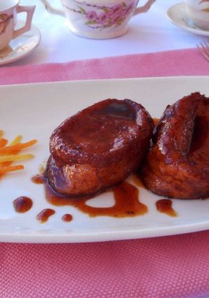 Una foto de Torrijas con salsa de caramelo