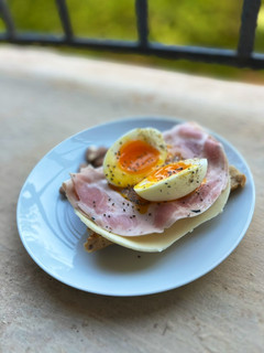 Foto principal de Tostada trufada con huevo poché para desayunar
