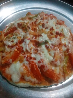 तवा पिज़्ज़ा (Tawa Pizza recipe in Hindi) रेसिपी मुख्य फोटो