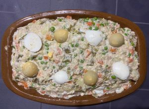 Foto principal de Ensaladilla rusa con lactonesa de ajo