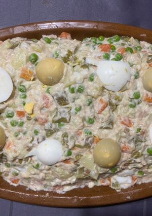 Una foto de Ensaladilla rusa con lactonesa de ajo